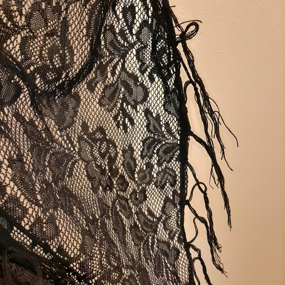 Black lace scarf - Picture 3 of 3